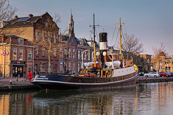 Historisch Maassluis met sleper Furie