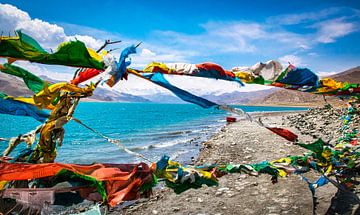 Prayer flags at the edge of Mapam Yum Co lake by Rietje Bulthuis