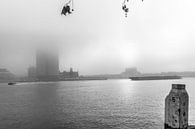 Rotterdam op een mistige ochtend 2 van Ron van Ewijk thumbnail