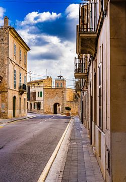 Straat in Santanyi mediterrane oude stad op Mallorca van Alex Winter