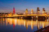 Stadsbrug van Kampen met op de achtergrond de rood verlichte Nieuwe Toren van Paul Kaandorp thumbnail