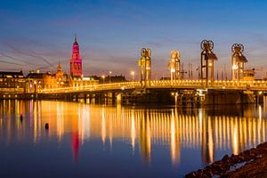 Kampener Stadtbrücke mit dem rot beleuchteten Neuen Turm im Hintergrund von Paul Kaandorp