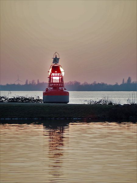 Aalsmeer lampje op het water van Gaby  van der Peijl