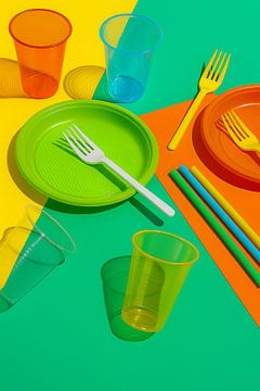 Kleurexplosie – Vrolijke Compositie van Plastic Servies van But First Framing