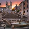 Lege Spaanse trappen tijdens zonsopkomst in Rome - Italie van Roy Poots