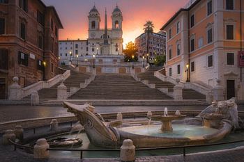 Leere Spanische Treppe bei Sonnenaufgang in Rom - Italien
