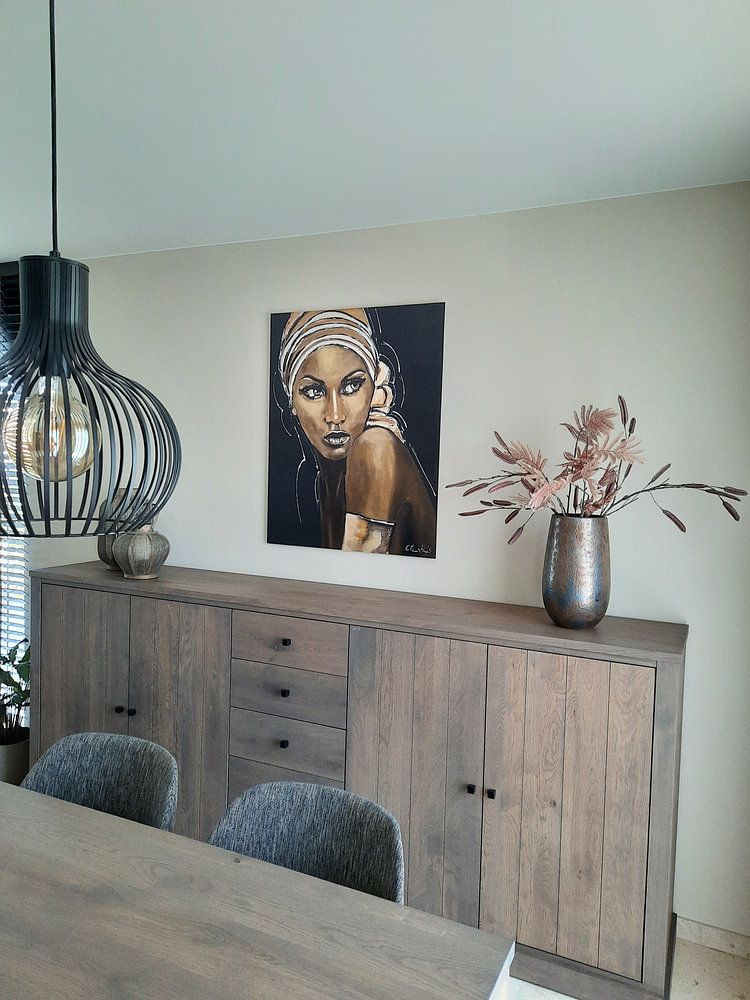 Afrikanische Frau in Schwarz und Gold  von Vrolijk Schilderij 