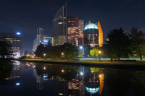 De skylines van Den Haag weerspiegelen in het water in Den Haag.