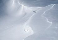 Bergbeklimmer in sneeuwlandschap van Marcel van Balken thumbnail