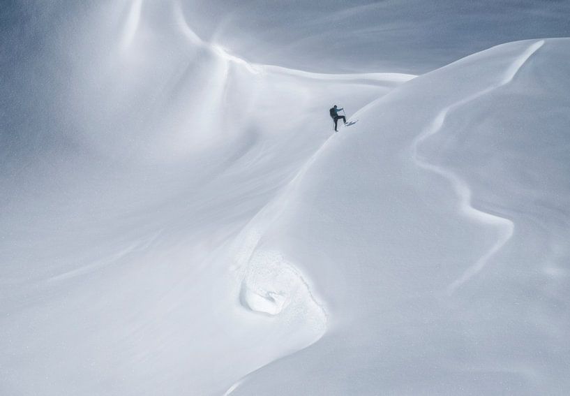 Bergbeklimmer in sneeuwlandschap van Marcel van Balken