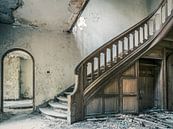 Treppe in der verlassenen Villa, Belgien von Art By Dominic Miniaturansicht