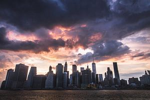 Dunkle Wolken über der Skyline von Manhattan von Mark Wijsman
