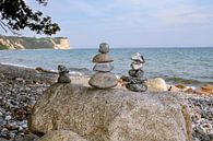 Steintürme mit Blick zum Kap Arkona, am Strand von Vitt auf Rügen von GH Foto & Artdesign Miniaturansicht