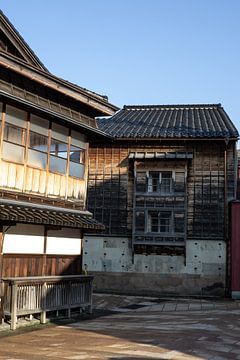 Wooden buildings in Kanazawa by Mickéle Godderis