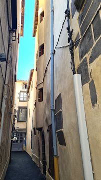 Smal Frans straatje in oker en blauwe lucht van Ton van Waard - Pro-Moois