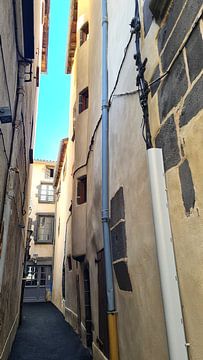 Ruelle française étroite en ocre et ciel bleu sur Ton van Waard - Pro-Moois