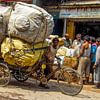rickshaw avec une lourde charge à New Delhi, Inde sur Jan Fritz