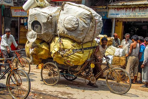 rickshaw met zware lading in New Delhi, India