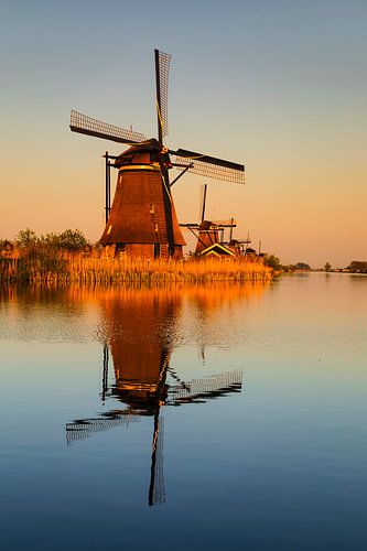 Moulin à vent au lever du soleil, Kinderdijk, Pays-Bas