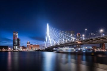 Rotterdam Erasmusbrug Avond Zwart-Kleur van Niels Dam