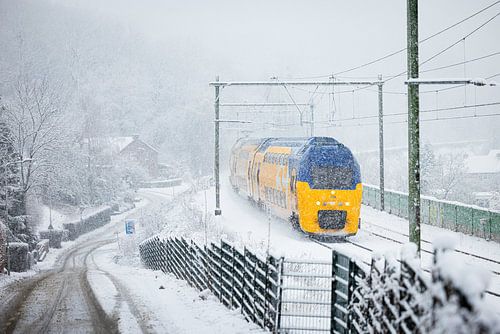 Een Intercity van de NS door het sneeuwlandschap bij Geulle van Stefan Verkerk fotografie