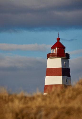 Alnes Lighthouse bakt in de avondzon op Godøy, Noorwegen