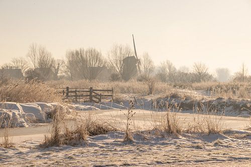 Sonnenaufgang in einer verschneiten Landschaft