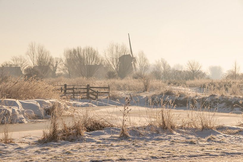 Zonsopkomst bij een besneeuwd landschap van Renso de Wind