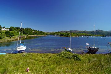 Zeilboten in een baai in Schotland