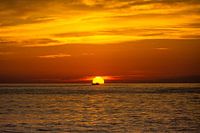 Fischer geht bei Sonnenuntergang nach Hause