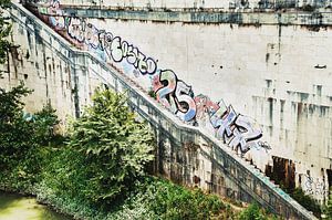 Verwitterte Mauer mit Graffiti in Rom von Anouschka Hendriks