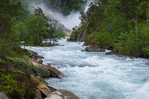 Entlang des Flusses Kinso, Vestland, Norwegen