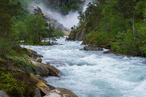 Langs de Kinso rivier, Vestland, Noorwegen