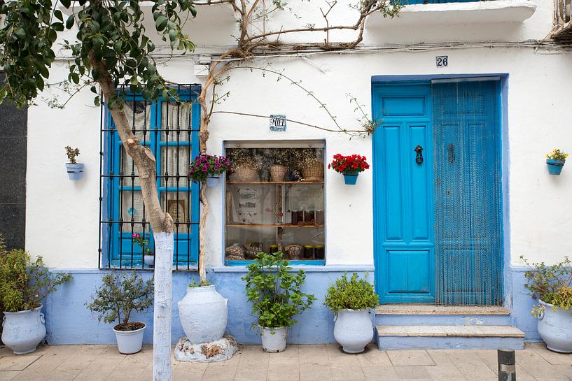 typical blue and white house in spain von ChrisWillemsen