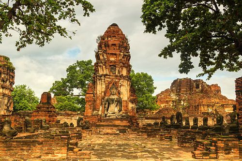 Wat Phra Mahathat temple complex by Ilya Korzelius