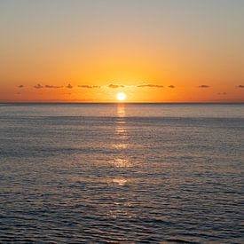 Goldener Sonnenaufgang über dem Mittelmeer von Adriana Mueller
