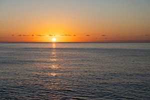 Lever de soleil doré sur la Méditerranée