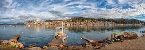 Serene waterkant van de stad Poros bij zonsopgang