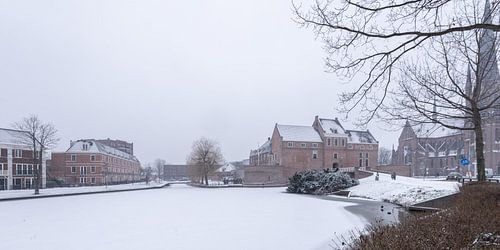 Stadsgezicht van Woerden in de sneeuw