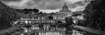 Panorama Engelenbrug, Tiber en st peters basiliek te Rome zwart / wit.