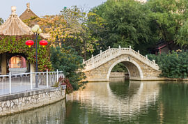 Traditionelle chinesische Bogenbrücke im Renmin-Park in Tianjin von Marc Venema