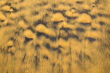 Golvenpatroon in het zand op het strand van Dieter Walther