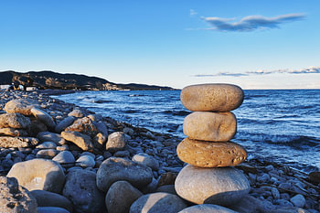 Tour de pierre Plage de galets - Espagne Méditerranée