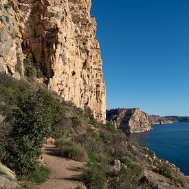 Küstenpfad entlang der Klippen von Benitachell von Adriana Mueller