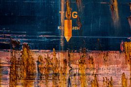 Der Rumpf des im Hafen vertäuten Schiffes ist roh und ramponiert. von scheepskijkerhavenfotografie