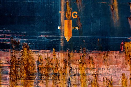 Scheepsromp rauw en gehavend afgemeerd in de haven.