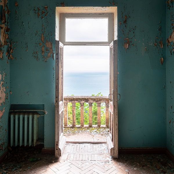 Salle abandonnée avec vue magnifique. par Roman Robroek - Photos de bâtiments abandonnés
