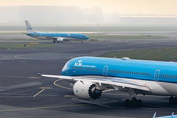 Mistige middag op Schiphol van Maxwell Pels