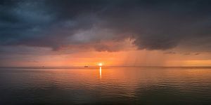 Sonnenuntergang über dem Wattenmeer bei Koehoal in Friesland