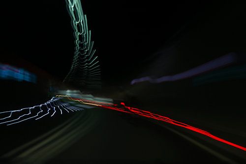 Als een vogel vliegen de kleuren door de tunnel